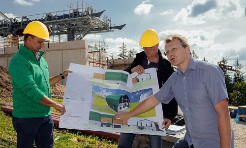 v.l.n.r. Geschäftsführer Johann Kleinhofer, Harald Schmid (JUFAS), Bauplaner Dipl.-Ing. Christian Ziegler © Anna Scherfler v.l.n.r. Geschäftsführer Johann Kleinhofer, Harald Schmid (JUFAS), Bauplaner Dipl.-Ing. Christian Ziegler © Anna Scherfler