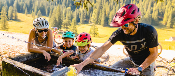 Kurze Pause vom Radfahren, © TVB Mariazeller Land / Rudy Dellinger