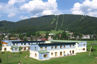 Aussenansicht im Sommer vom JUFA Hotel Mariazell Erlaufsee Sport-Resort. Der Ort für erfolgreiches Training in ungezwungener Atmosphäre für Vereine und Teams.