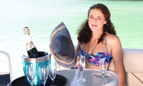 Partyboot am Erlaufsee, © Fam. Schrittwieser Das( Elektro ) Partyboot „ Sun casher „ am Erlaufsee
ist das begehrteste Boot von Allen in dieser SaisonBei Champagner, Sekt oa edlen Tropfe, Prosciutto oder Spezialhäppchen ,
berieselt von der eingebauten Musikanlage auf feinster Lederausstattung
jeden Komfort genießen. Dabei die Barsche , Rotfedern & Hechte im glasklaren Wasser beobachten. Für das erste Dates mit der neuen Liebe, Verlobungen o.a. romantische Anlässe , oder einfach als Geschenk heiß begehrt.
Schwärmt voller Stolz der Kapitän Wolfgang Schrittwieser, während seine Frau Liane die Sektkübel bestückt & Töchterchen Sabrina bei einer kurzen Verschnaufpause ( sie hilft den Eltern hier fleißig mit am Erlaufsee wo sie nur kann ) die Ruhe am Wasser mit Papa genießt.
Infos & Anfragen für Reservierungen bei der Bootsvermietung Wolgang Schrittwieser 0676 936 23 99